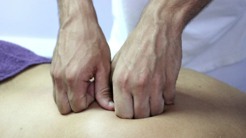 Terapia manual para frenar el dolor muscular y articular