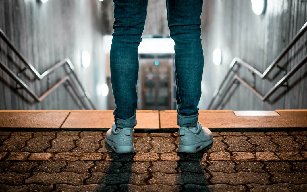 por-que-pierdo-estabilidad-al-bajar-escaleras-y-como-solucionarlo-causas-evaluacion-y-ejercicios-correctivos