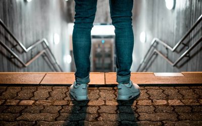 ¿Por qué pierdo estabilidad al bajar escaleras y cómo solucionarlo? Causas, evaluación y ejercicios correctivos