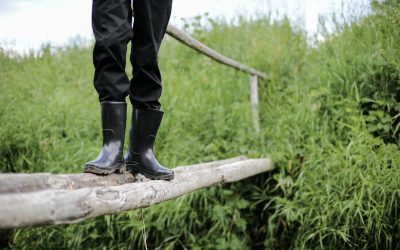 ¿Por qué me cuesta mantener el equilibrio al caminar sobre superficies inestables? Causas, evaluación y ejercicios prácticos