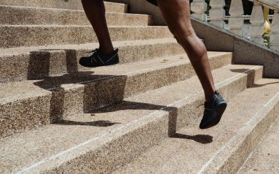 ¿Por qué me cuesta subir escaleras y cómo solucionarlo? Causas frecuentes y ejercicios funcionales para mejorar